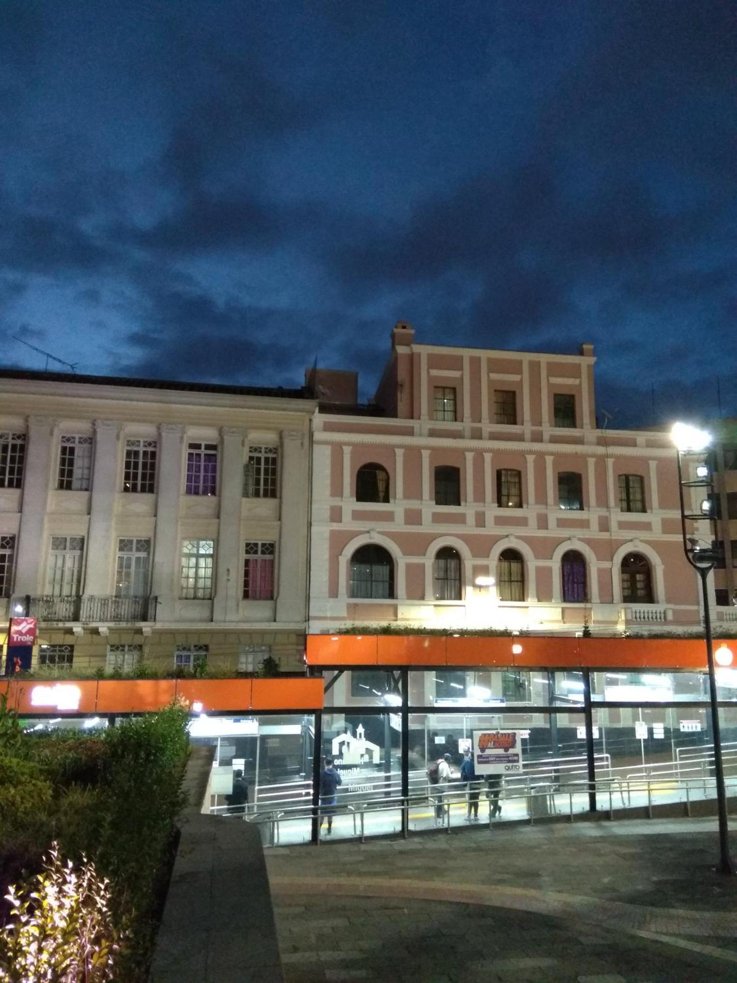 Hostal Mediodia Кито Экстерьер фото